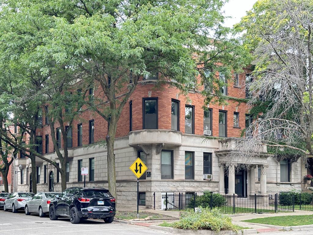http://abodeschicago.com/photos/18965-A.jpg?timestamp=2025-06-14T12:30:37-05:00