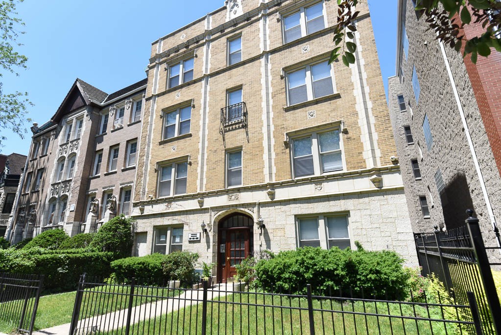 640 40 W Wrightwood - 1,395USD / month