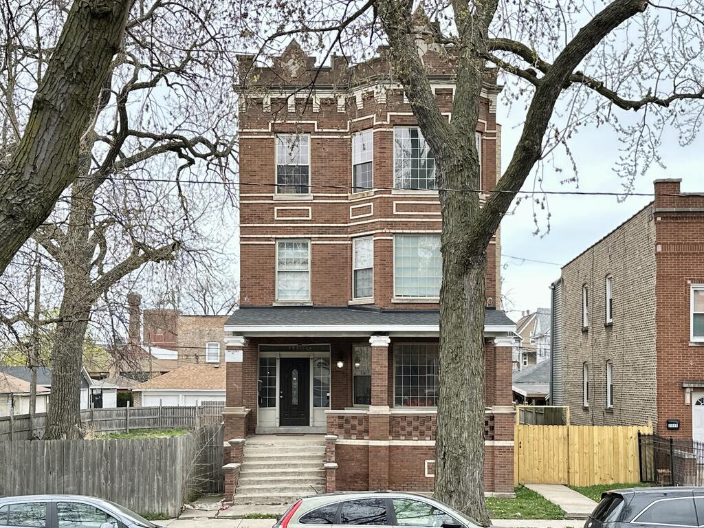 http://abodeschicago.com/photos/57052-A.jpg?timestamp=2025-04-21T04:23:45-05:00