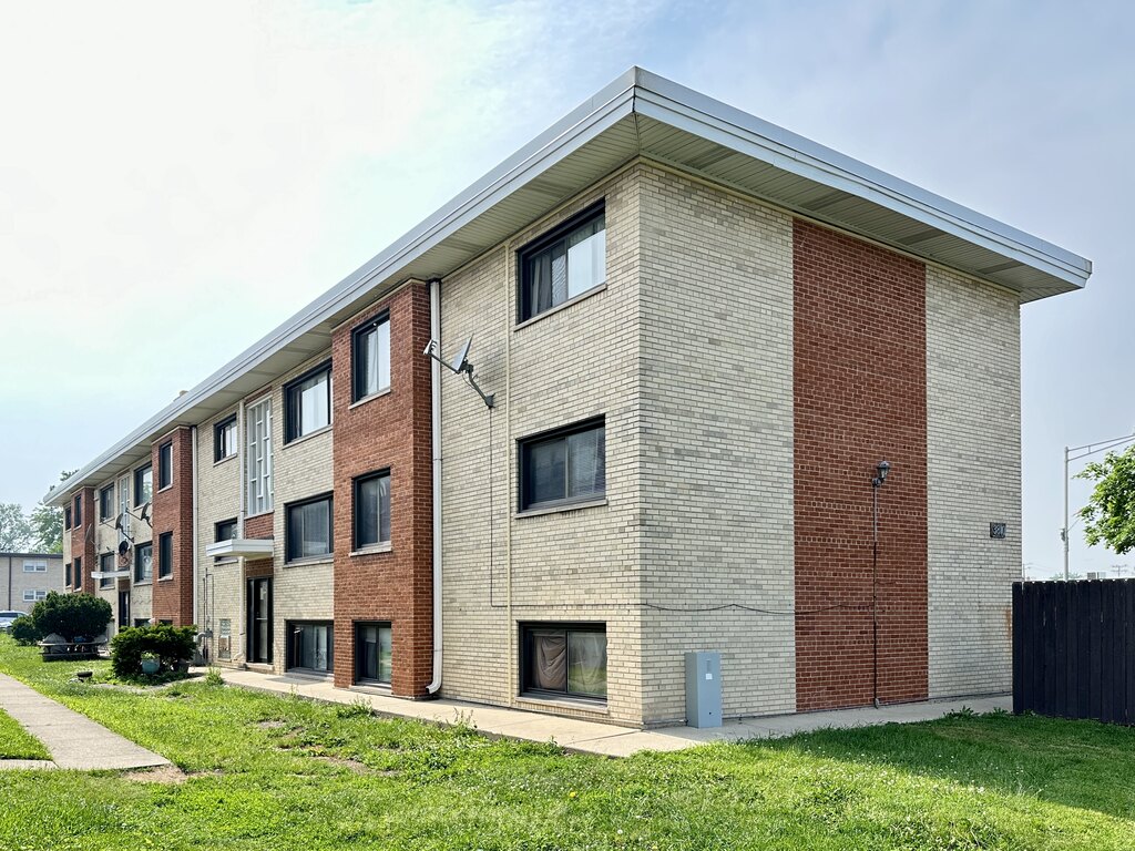 http://abodeschicago.com/photos/57186-A.jpg?timestamp=2025-06-06T10:34:19-05:00