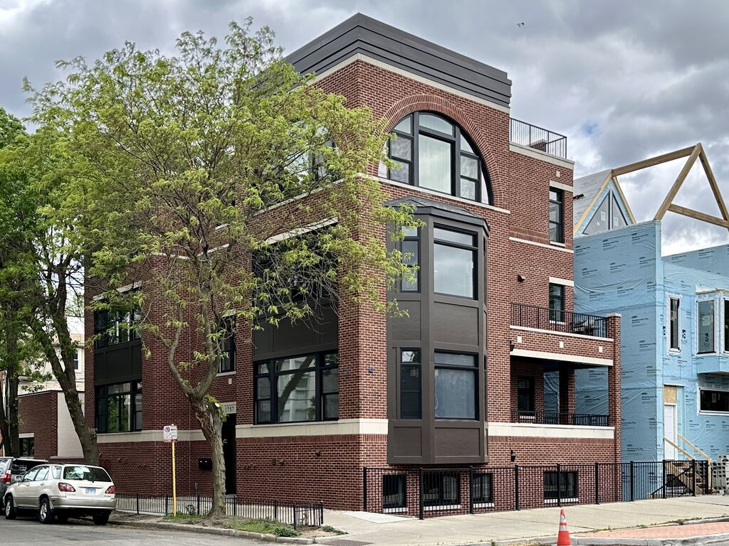 http://abodeschicago.com/photos/57216-A.jpg?timestamp=2025-05-18T12:18:59-05:00