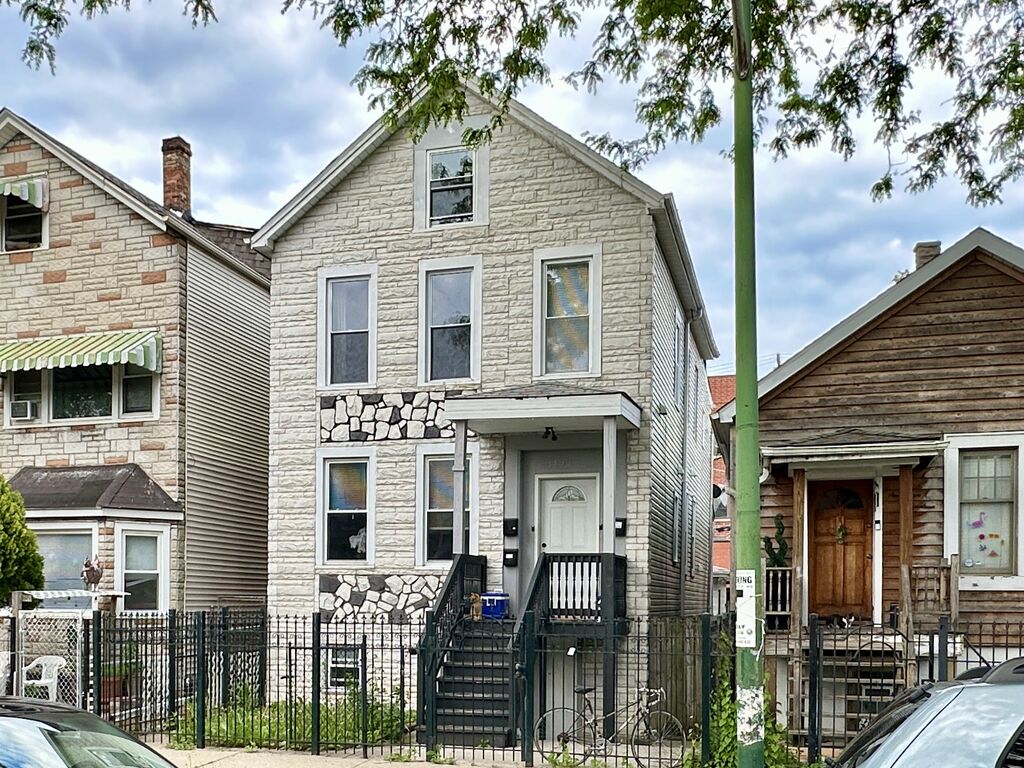 http://abodeschicago.com/photos/57277-A.jpg?timestamp=2025-05-30T06:48:46-05:00